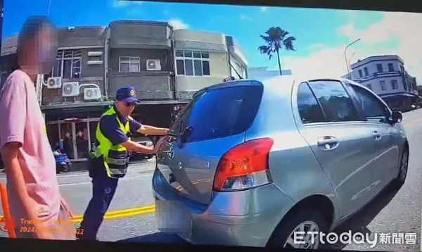 ▲員警助將車輛推至安全地點。（圖／記者楊漢聲翻攝）