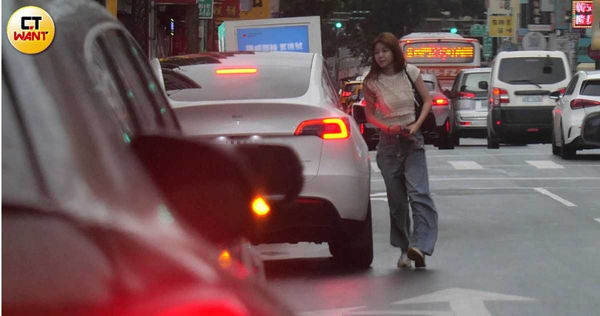 特斯拉車開進Yuri家三小時後駛出直奔台北市西門町，下車的人正是Yuri。（圖／本刊攝影組）