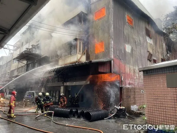 ▲▼    好市多旁食品工廠大火      。（圖／記者黃彥傑翻攝）