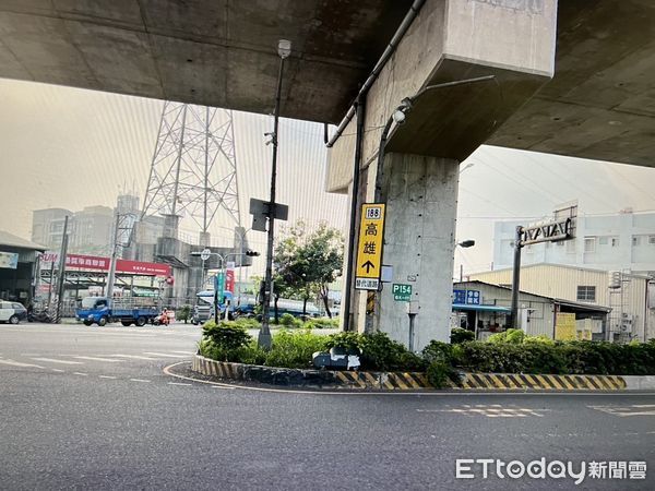 ▲▼高雄大貨車沒放車斗迎面撞，「整組紅綠燈掉落」駕駛撞完就跑慘了。（圖／記者賴文萱翻攝）