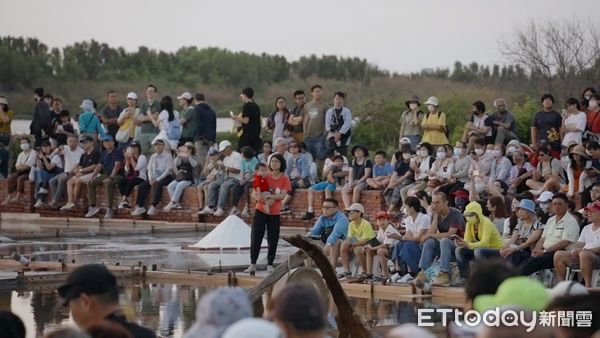 ▲「優人神鼓」《聽海之心》地景劇場，吸引數千名觀眾擠爆，接下來鯤鯓王平安鹽祭即將在10月26、27日登場，屆時現場會發送限量版本平安祈福鹽，歡迎屆時索取。（圖／記者林東良翻攝，下同）