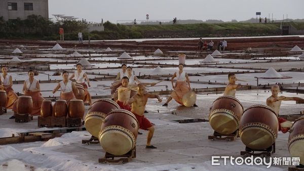 ▲「優人神鼓」《聽海之心》地景劇場，吸引數千名觀眾擠爆，接下來鯤鯓王平安鹽祭即將在10月26、27日登場，屆時現場會發送限量版本平安祈福鹽，歡迎屆時索取。（圖／記者林東良翻攝，下同）