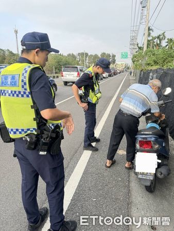 ▲潮州警分局光華所警員陳俊廷、林莉瑄及實習警員陳佾宬助林男加油後啟動機車             。（圖／記者陳崑福翻攝）