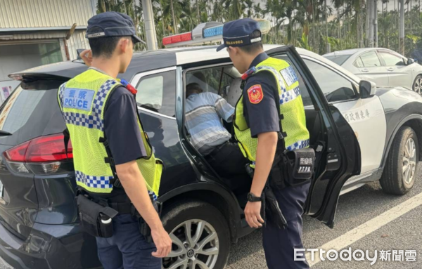 ▲潮州警分局光華所警員陳俊廷、林莉瑄及實習警員陳佾宬助林男加油後啟動機車             。（圖／記者陳崑福翻攝）