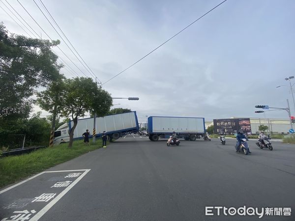 ▲台南市善化區台一線與西拉雅大道路口處，1部聯結車突煞車失靈而自撞路旁圍籬，幸好無人員傷亡。（圖／記者林東良翻攝，下同）