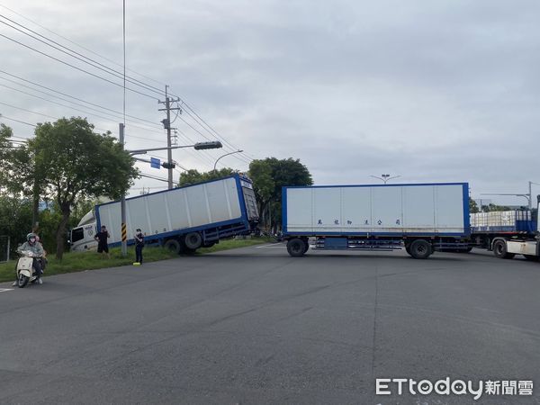 ▲台南市善化區台一線與西拉雅大道路口處，1部聯結車突煞車失靈而自撞路旁圍籬，幸好無人員傷亡。（圖／記者林東良翻攝，下同）