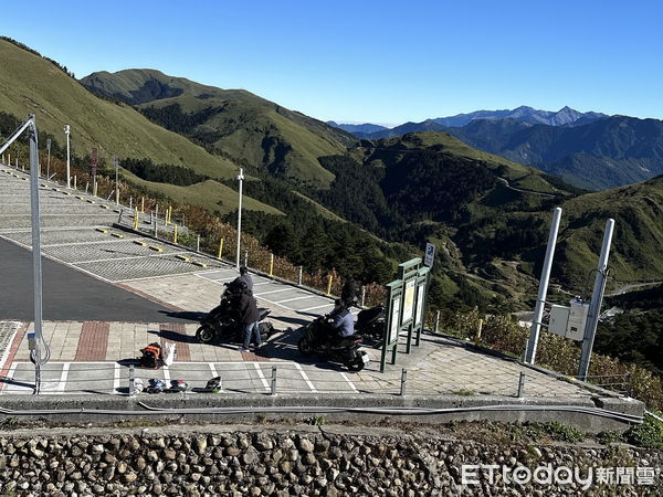 ▲合歡山武嶺停車場增設機車悠遊卡及一卡通繳費方式。（圖／記者高堂堯翻攝）