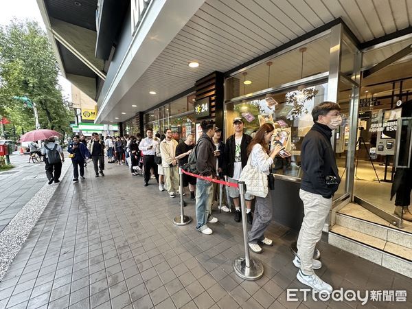 ▲▼麥當勞開賣獵人聯名排隊人潮。（圖／記者蕭筠攝）