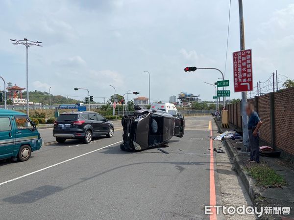 ▲▼高雄男開車精神不濟自撞「90度翻覆」，車殼噴飛驚險瞬間曝。（圖／記者賴文萱翻攝）