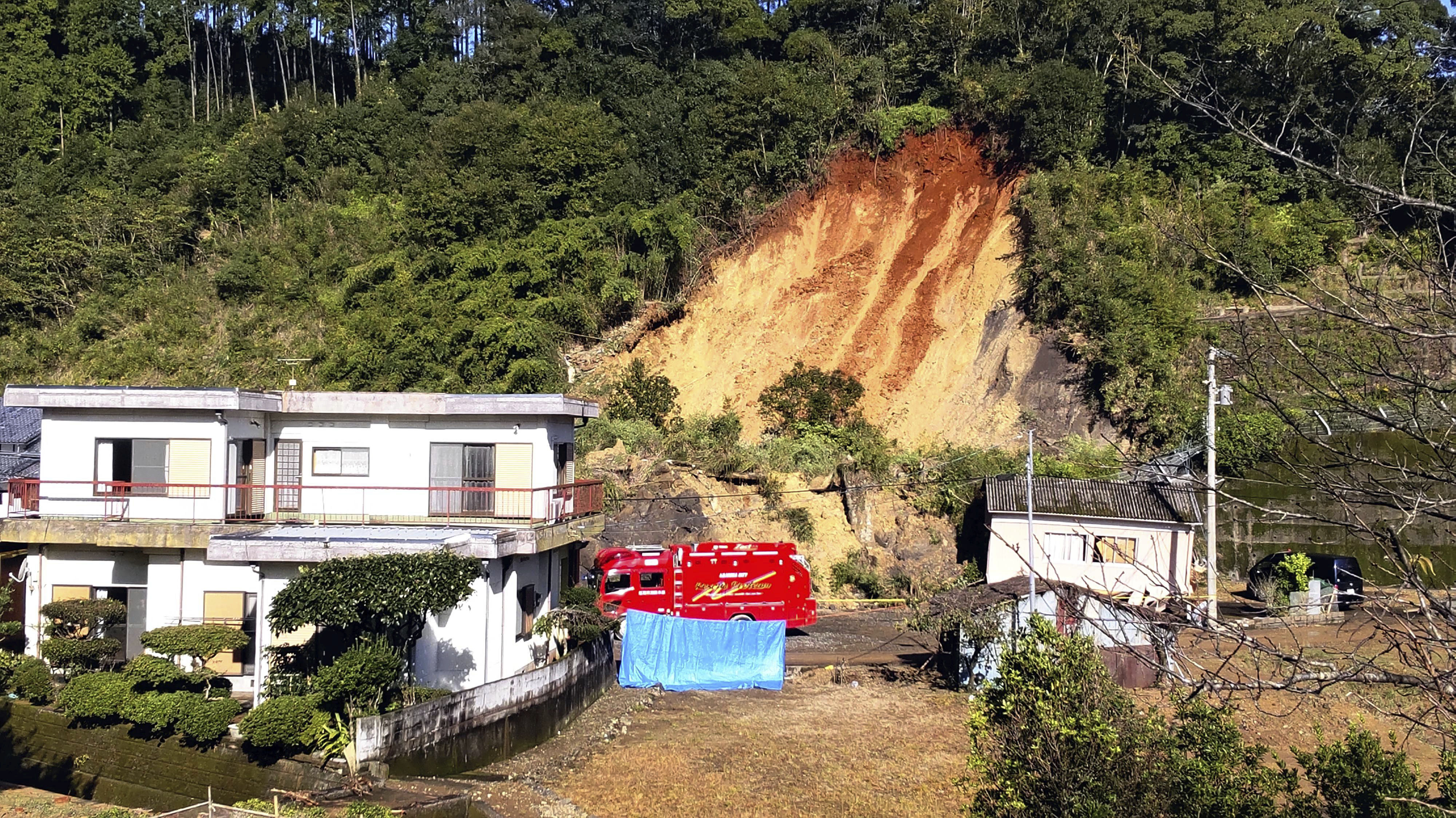 ▲▼日本九州宮崎縣延岡市22日晚間暴雨來襲，土石流沖毀一棟木造平房，女住戶失聯。（圖／達志影像／美聯社）