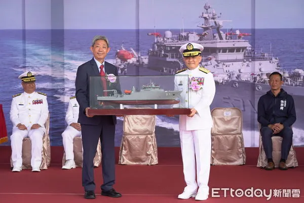 ▲台船公司黃正弘董事長致贈船模予(右)海軍司令唐華上將。（圖／台船提供）