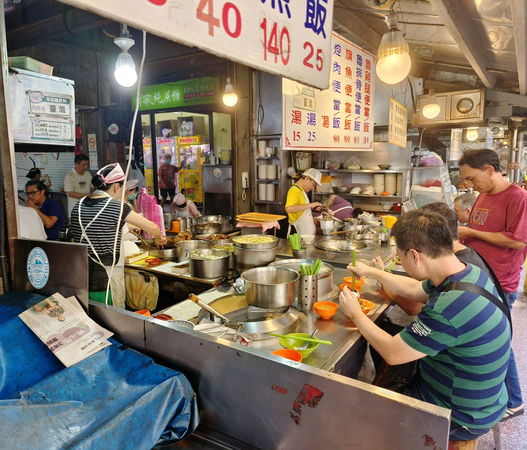 ▲▼基隆廟口21號魯排骨飯只有簡單販售魯雞腿便當、魯排骨便當、旗魚便當、焢肉便當、貢丸湯、味噌湯，飯類80元起跳。（圖／部落客大口老師的走跳學堂授權提供，勿擅自翻攝）