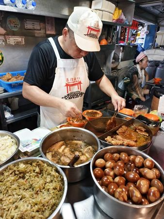 ▲▼基隆廟口21號魯排骨飯只有簡單販售魯雞腿便當、魯排骨便當、旗魚便當、焢肉便當、貢丸湯、味噌湯，飯類80元起跳。（圖／部落客大口老師的走跳學堂授權提供，勿擅自翻攝）