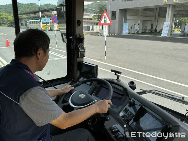 ▲▼電動大巴士,駕駛,客運駕駛,電動大客車。（圖／記者李姿慧攝）