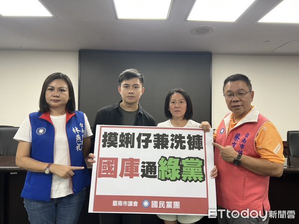 ▲台南市議會國民黨團23日手持「一兼二顧，摸蛤仔兼洗褲，國庫通綠黨」看板，砲轟民進黨執政拿著非核家園神主牌，將古都台南搞成滿城光電板「黑金爐碴的故鄉」。（圖／記者林東良翻攝）