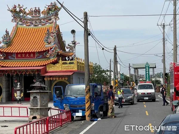 ▲63歲鐘姓男子駕駛自小貨車，沿南59線北往南方向行駛，不明原因右偏自撞路旁電線桿，經送麻豆新樓醫院急救不治身亡。（圖／記者林東良翻攝，下同）