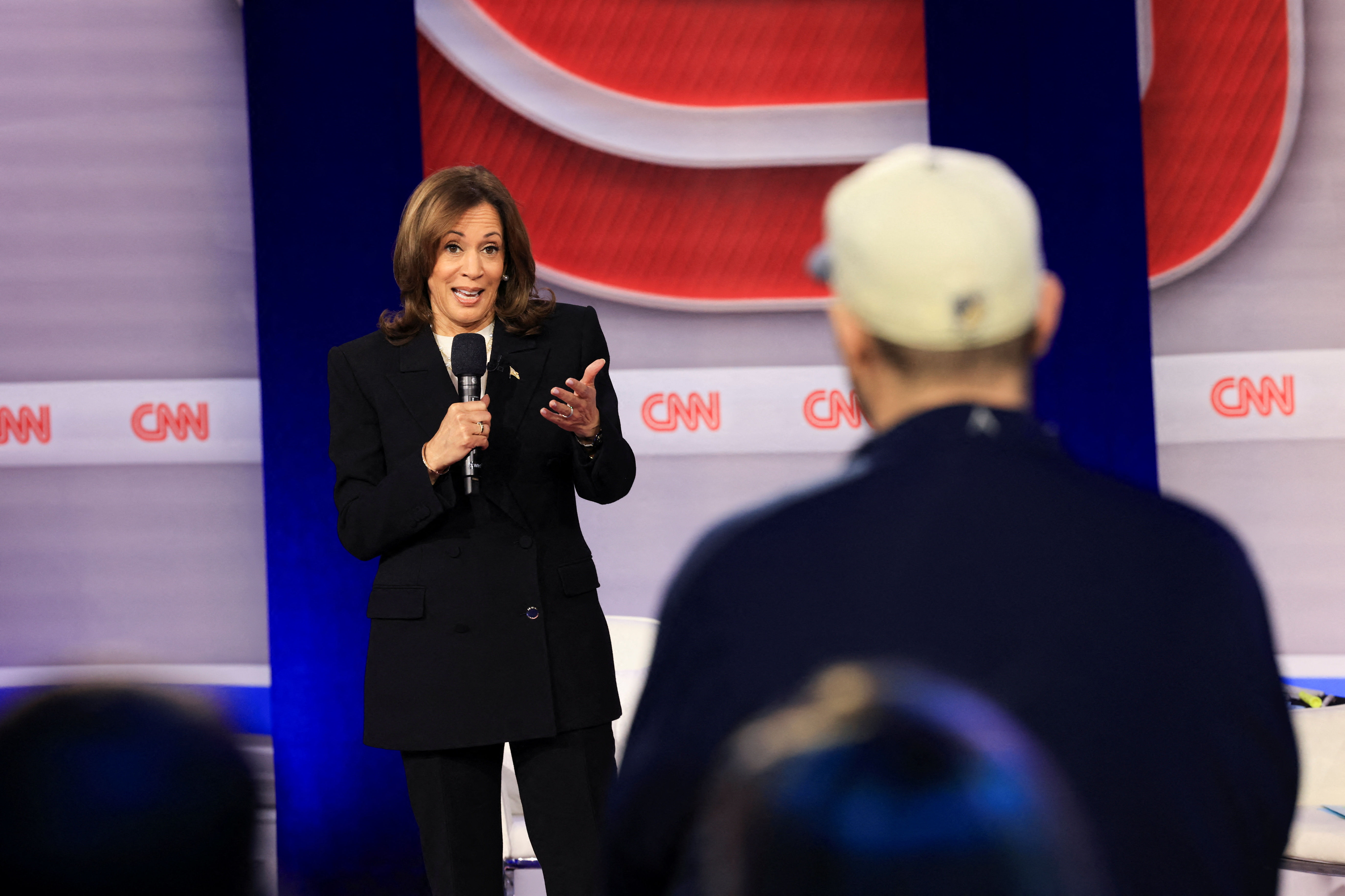 ▲▼ 美國副總統賀錦麗23日登上CNN節目「市民大會」（CNN town hall）。（圖／路透）