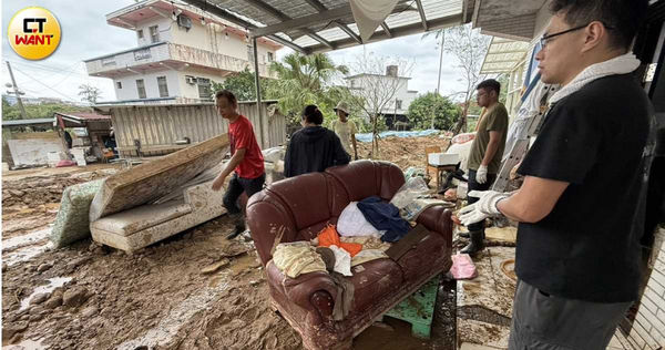 洪水退去後不少住家仍受淤泥所苦，當地社營團體「浪金山」成立志工團協助賑災。（圖／沈建邦攝）