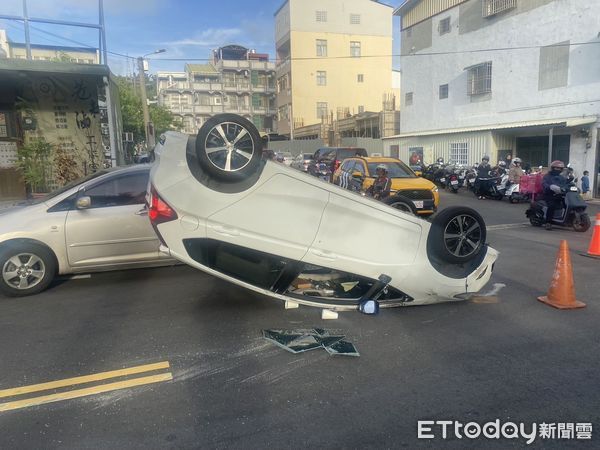 ▲苗栗失戀男徹夜喝酒駕車，剛跟警車會車就失控翻車。（圖／記者楊永盛翻攝）