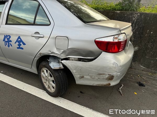 ▲苗栗失戀男徹夜喝酒駕車，剛跟警車會車就失控翻車。（圖／記者楊永盛翻攝）