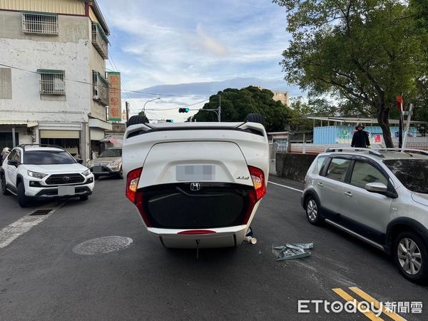 ▲苗栗失戀男徹夜喝酒駕車，剛跟警車會車就失控翻車。（圖／記者楊永盛翻攝）