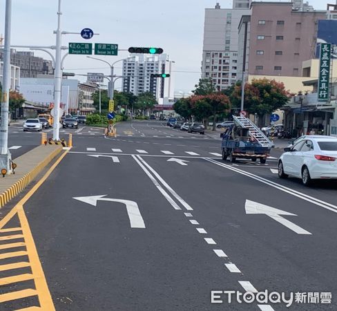 ▲圓形綠燈亮起，左、右轉及直行車輛均可通行，有畫雙白禁止變換車道，不能變換車道，畫虛線之車道則可直行。（圖／記者王悉宇翻攝）