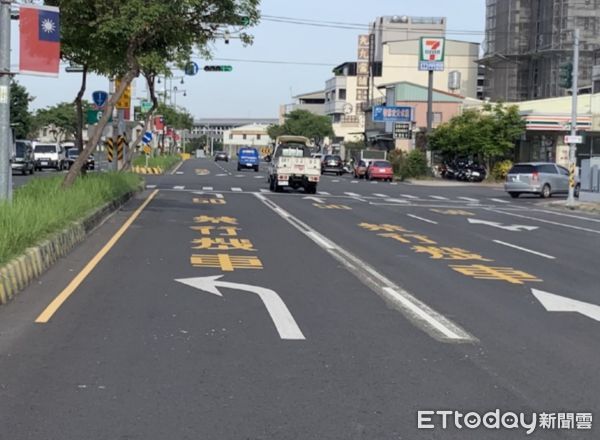 ▲圓形綠燈亮起，左、右轉及直行車輛均可通行，有畫雙白禁止變換車道，不能變換車道，畫虛線之車道則可直行。（圖／記者王悉宇翻攝）