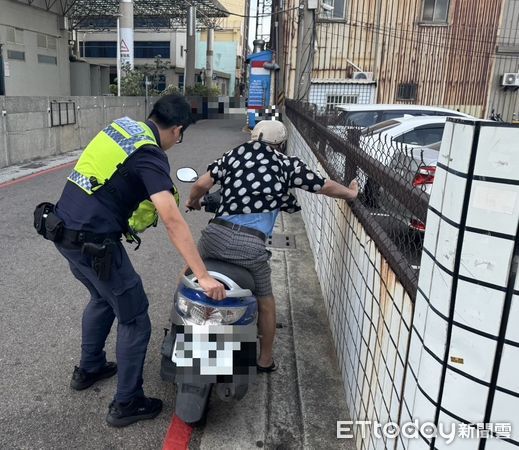 ▲▼梧棲昨吸起7級風，風速15.8公尺，機車男子被吹到逆向快車道呆坐分隔島。（圖／警方提供，下同）