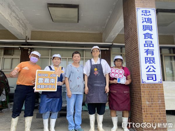 ▲忠鴻興食品公司透過勞動部「中高齡者職務再設計」方案，改善工作流程及輔具增購補助，提供中高齡員工更適合的就業環境。（圖／記者林東良翻攝，下同）