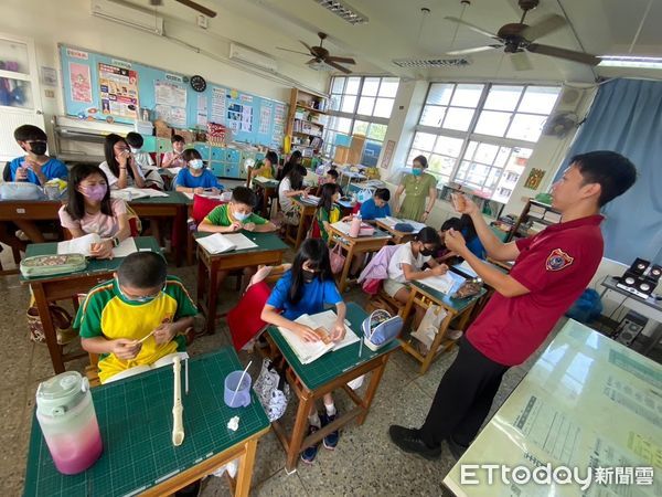 ▲台南市消防局二大隊下營消防分隊，以健「鵝」圖案以及防災標語串聯校園家庭聯絡簿。（圖／記者林東良翻攝，下同）