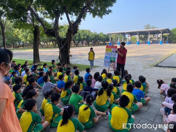 ▲台南市消防局二大隊下營消防分隊，以健「鵝」圖案以及防災標語串聯校園家庭聯絡簿。（圖／記者林東良翻攝，下同）