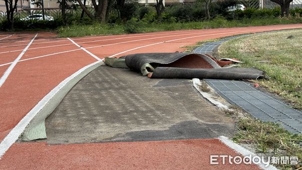 ▲東北季風發威，昨下午強風將縣立大同高中操場PU跑道撕開。（圖／記者楊永盛翻攝）