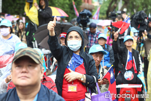 ▲國民黨號召支持者上街「挺原民、顧農民、保醫護」，近千人響應。（圖／記者林敬旻攝）