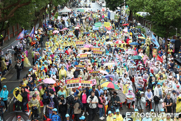 ▲國民黨號召支持者上街「挺原民、顧農民、保醫護」，近千人響應。（圖／記者林敬旻攝）