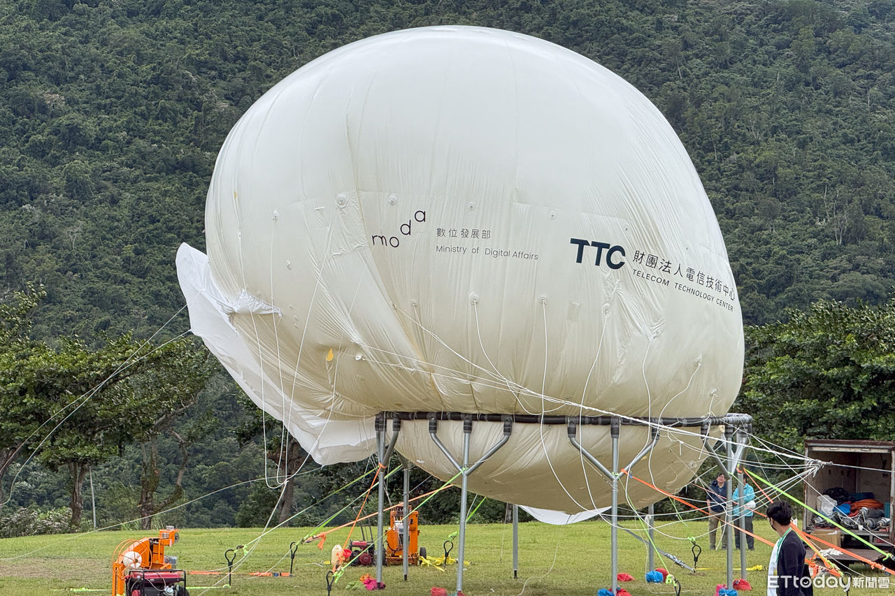 ▲「高空通訊平台」繫留型氦氣球正在充氣中，不過台東當地天氣風速過快，暫時還無法親眼目睹升空。（圖／記者楊絡懸攝）