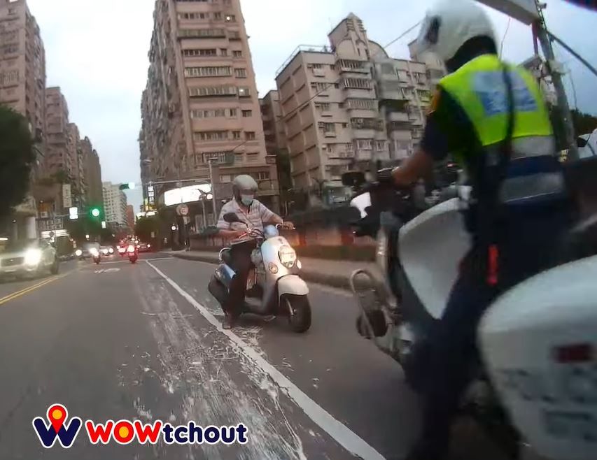 療癒！阿伯逆向螃蟹式鑽車陣　一抬頭與重機警「面對面」（圖／翻攝自YouTube／WoWtchout-地圖型行車影像分享平台）