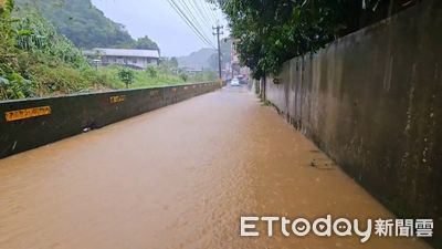 雨彈炸基隆！七堵自強路積水畫面曝　街道慘變黃河