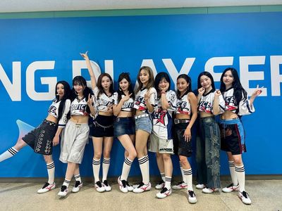 以為她們是TWICE！大學校慶搞錯「找來2EYES」　4成員硬上台⋯結果超驚人