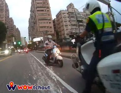 療癒！阿伯逆向螃蟹式鑽車陣　一抬頭與重機警「面對面」