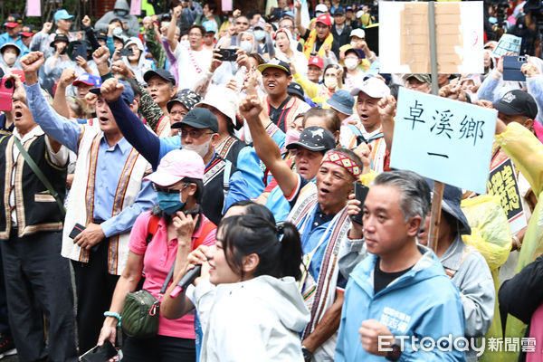 ▲國民黨號召支持者「挺原民、顧農民、保醫護」，請近2000人上街怒吼。（圖／記者林敬旻攝）