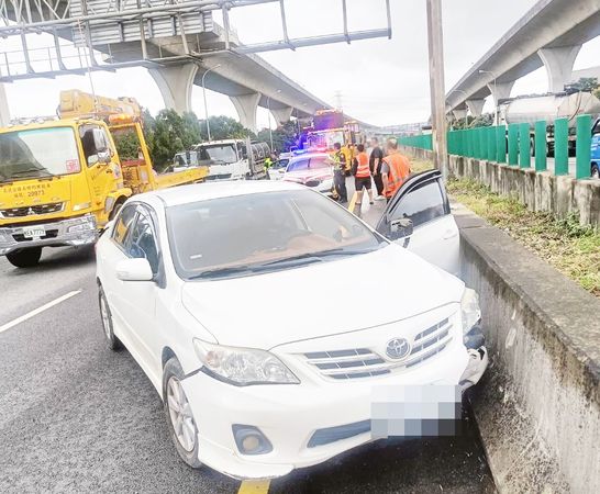 ▲一輛轎車今天下午在國一南向56K處失控擦撞貨車後撞上內側護欄，肇事轎車受損嚴重。（圖／國道一隊警方提供）