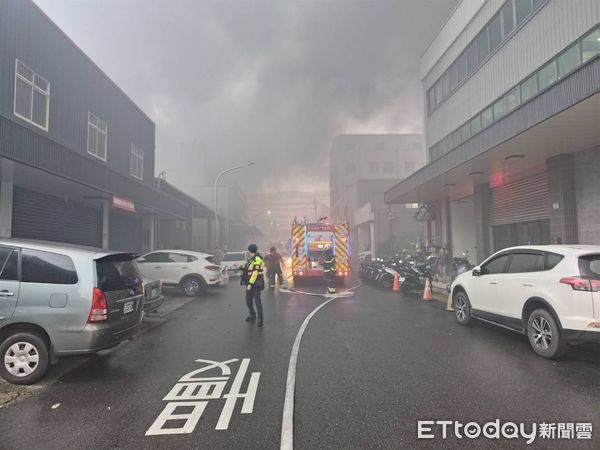 ▲▼桃園鹽庫街工廠火警。（圖／記者沈繼昌翻攝）