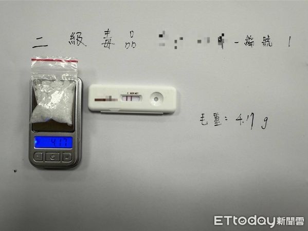 ▲▼男疑毒駕衝撞警車！　副駕短褲辣妹一同被逮捕。（圖／記者陳凱力翻攝）