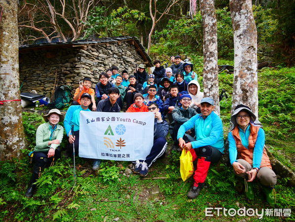 ▲學員於佳心舊部落Istasipal家屋了解布農人過去經歷部落遷移的歷史與建築特色。（圖／玉山國家公園管理處提供）