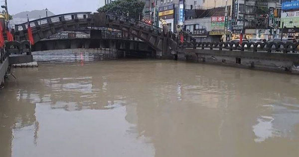 基隆河因豪雨整片變色。（圖／翻攝畫面）