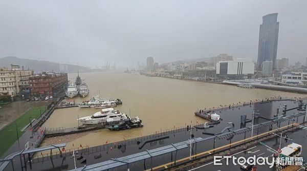 ▲▼北海岸大雨，基隆港、田寮河一片泥黃。（圖／記者郭世賢翻攝）