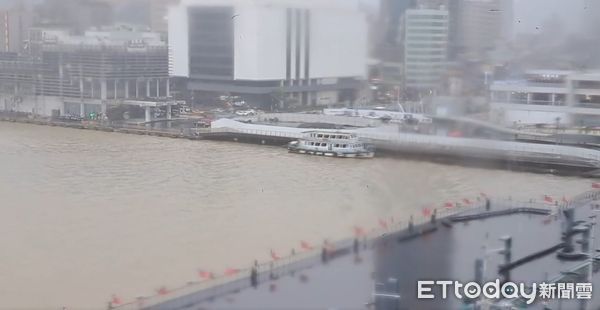 ▲▼北海岸大雨，基隆港、田寮河一片泥黃。（圖／記者郭世賢翻攝）