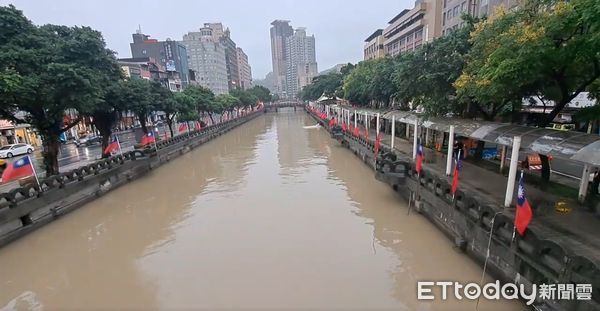 ▲▼北海岸大雨，基隆港、田寮河一片泥黃。（圖／記者郭世賢翻攝）