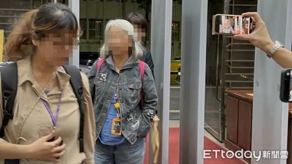 ▲▼政大附中前家長會長涉詐補助，與何姓女會計2人均以30萬元金額交保，圖為何姓女會計。（圖／記者劉昌松翻攝）