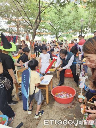 ▲「小小孩不給糖就搗蛋就在東橋裡」萬聖節活動，在永康東橋里熱鬧舉辦，市長黃偉哲到場與民同樂。（圖／記者林東良翻攝，下同）